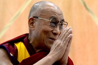 Il Dalai Lama festeggia i suoi ottanta anni con Patti Smith, sul palco di Glastonbury
