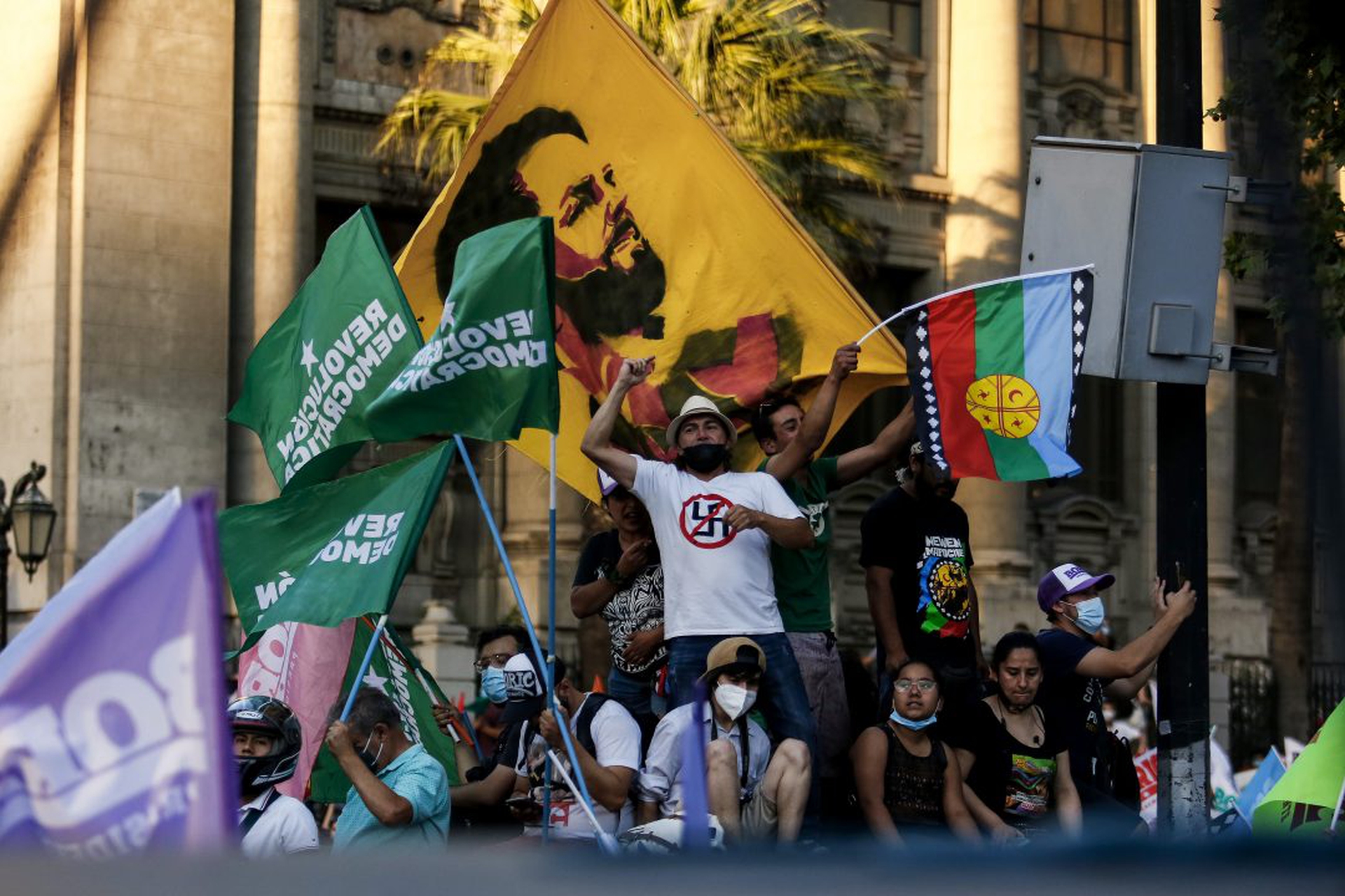 Chileans Choose Between Right and Left In Tight Presidential Run-off