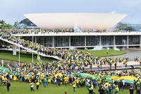 Migliaia di sostenitori di Jair Bolsonaro hanno preso d’assalto i palazzi delle istituzioni a Brasilia