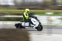 CE 04, cosa offre e come va lo scooter elettrico Bmw