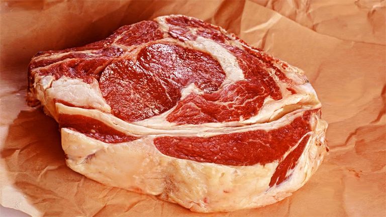 È il fenomeno del bioaccumulo: mediamente il 90% dell'esposizione umana alla diossina avviene attraverso gli alimenti, in particolare dal grasso di animali.