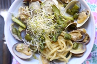 Spaghetti con asparagi, vongole e germogli