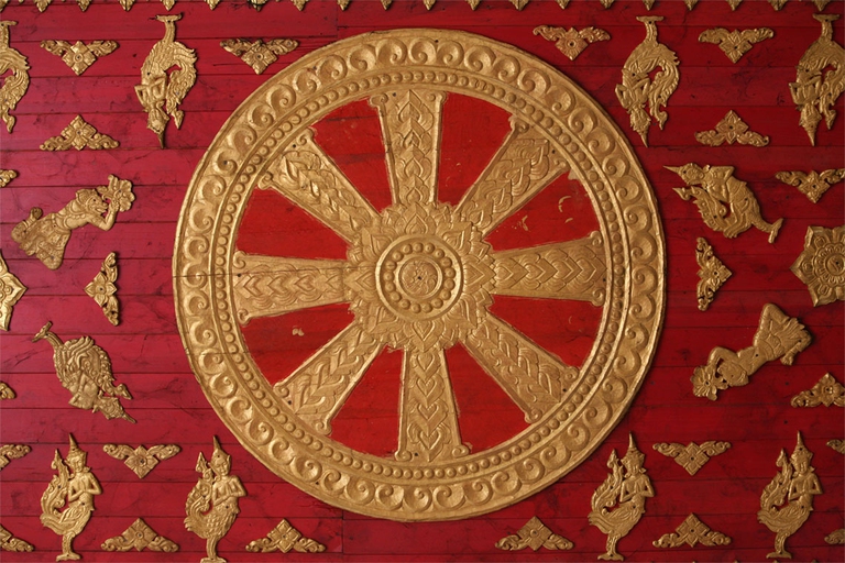 La ruota del dharma, ogni suo raggio rappresenta uno dei possibili cammini dell'ottuplice sentiero (foto di Godong/Universal Images Group via Getty Images)