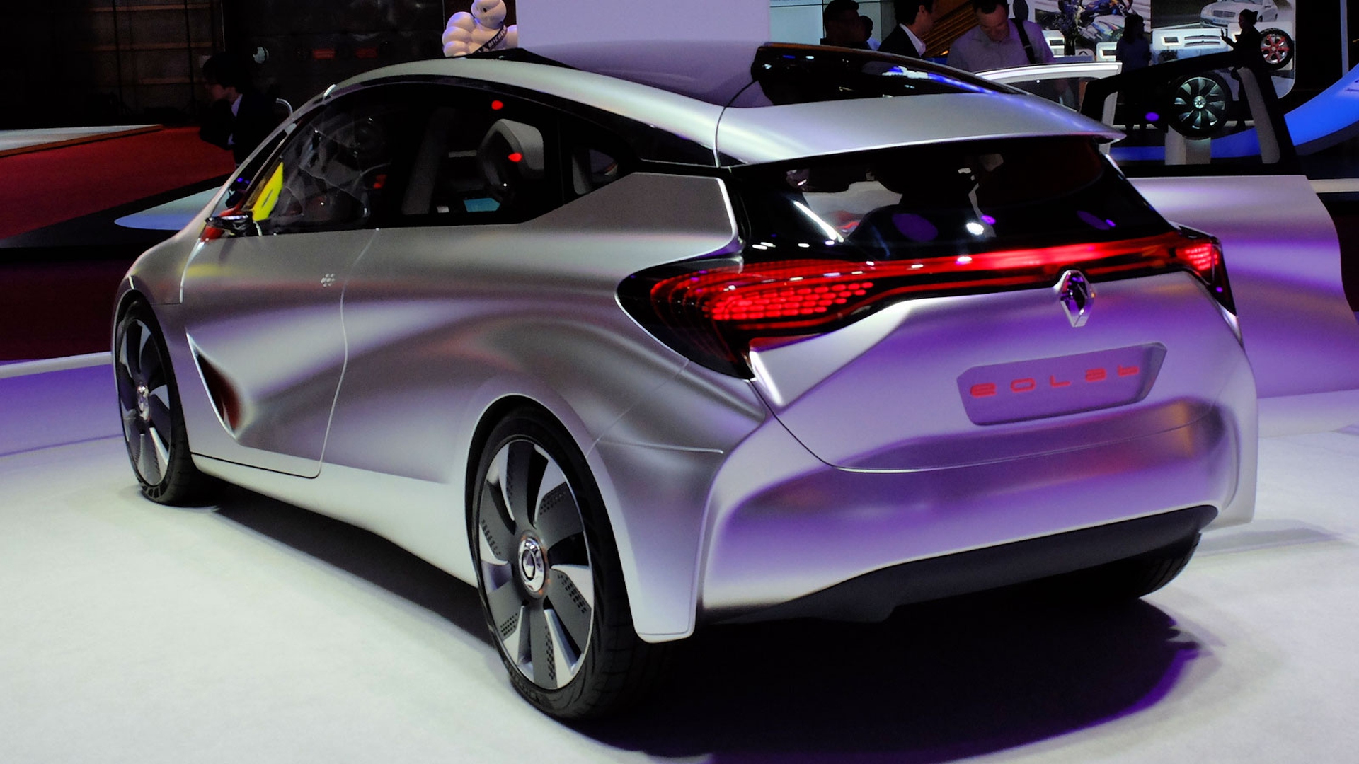 Brillano come stelle le auto elettriche e ibride al Motor Show di Parigi