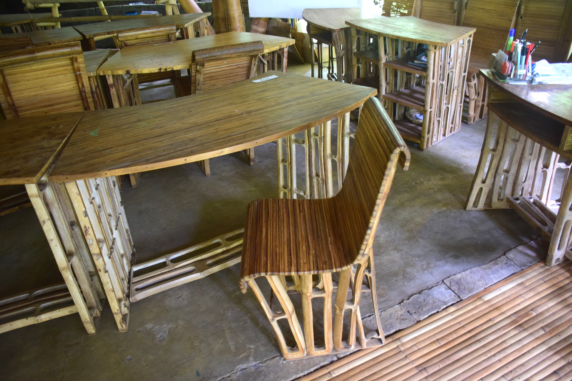 Banchi e sedie in bambù nella Greenschool di Bali