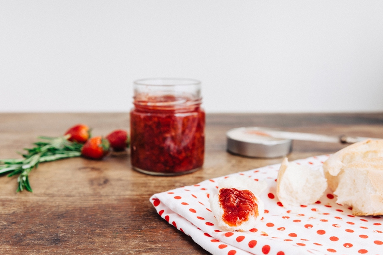Marmellata di fragole e rosmarino