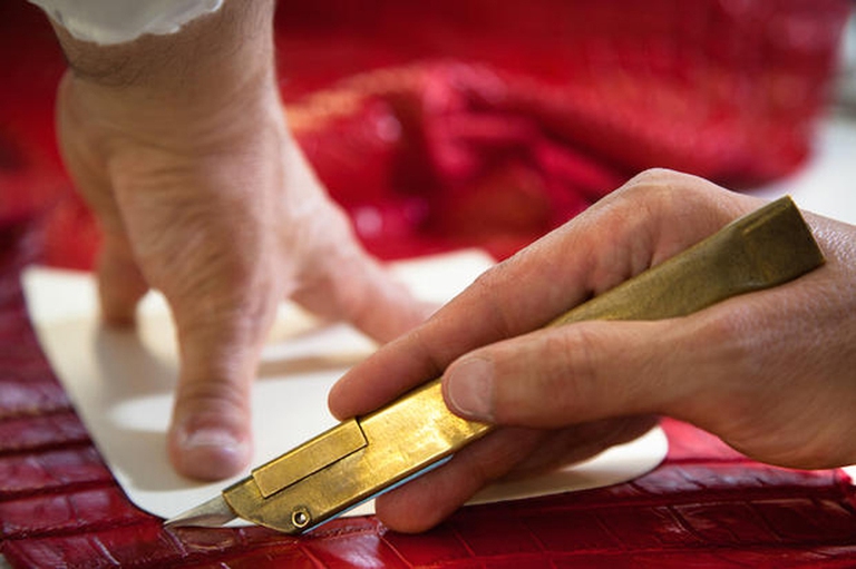 Il "making of" della borsa Peekaboo (foto Fendi)