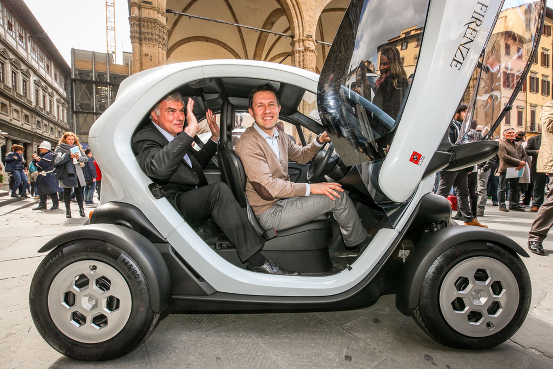 Электромобиль одноместный. Электромобиль Рено Твизи. Renault Twizy электромобиль. Одноместный Рено Твизи. Рено Твизи 2012.