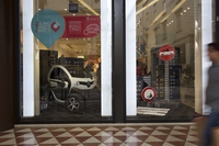 Clet Abraham e Twizy insieme per la mobilità sostenibile
