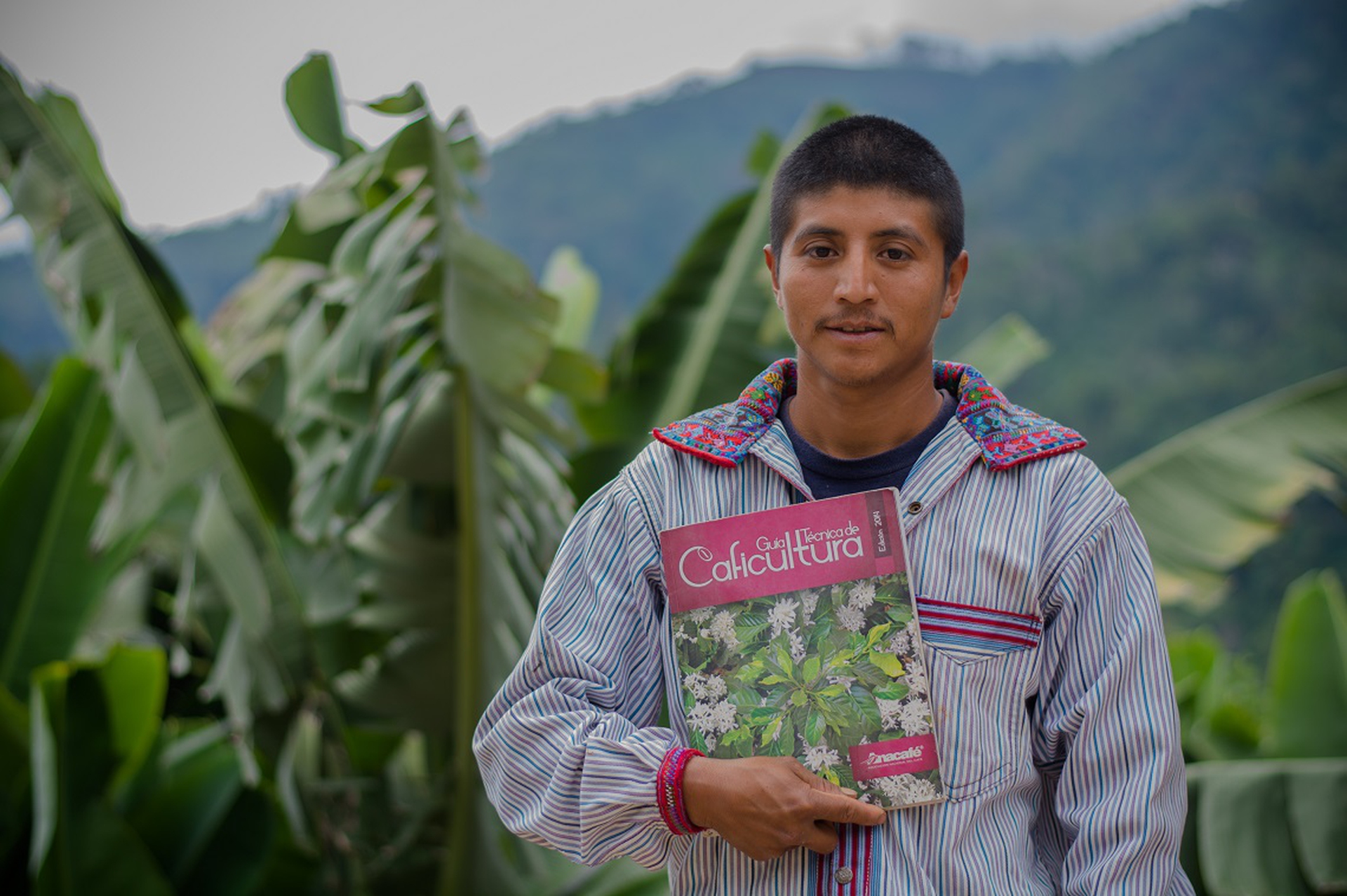 Byron Jerónimo nella sua piantagione di caffè