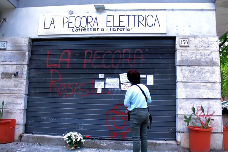 L'ingresso della libreria La Pecora Elettrica, devastata da un incendio la notte del 25 aprile © Simone Santi