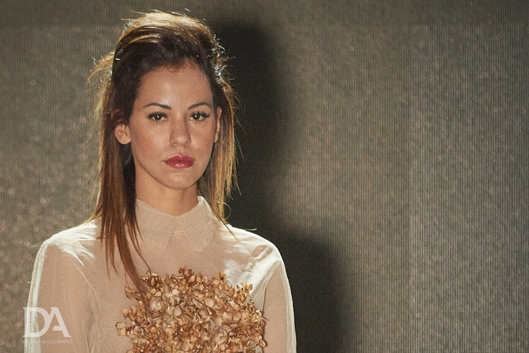 Olivia Gama indossa qui un abito della capsule “Three days to butterfly” di Tiziano Guardini, in seta ahimsa. © Dario Agrillo