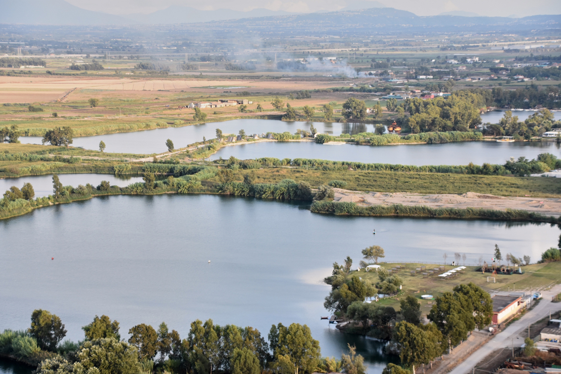 Il paesaggio dei laghi di Nabi dove passa la pista ciclabile luminosa