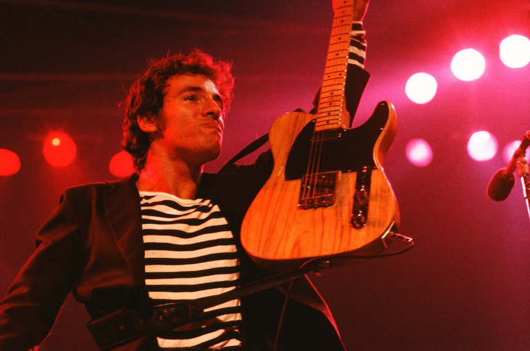 Bruce Springsteen sul palco mostra la sua ’52 Fender Esquire/Telecaster (natural) durante una date del Darkness tour del 1978.