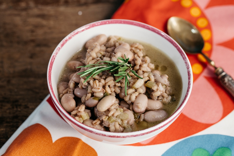 Zuppa di orzo con fagioli borlotti