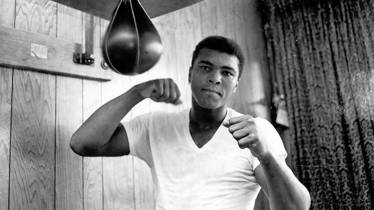 1965. Nel pieno del suo fulgore, Cassius Clay (più avanti Muhammad Ali) si allena nella sua palestra © Harry Benson/Express/Hulton Archive/Getty Images