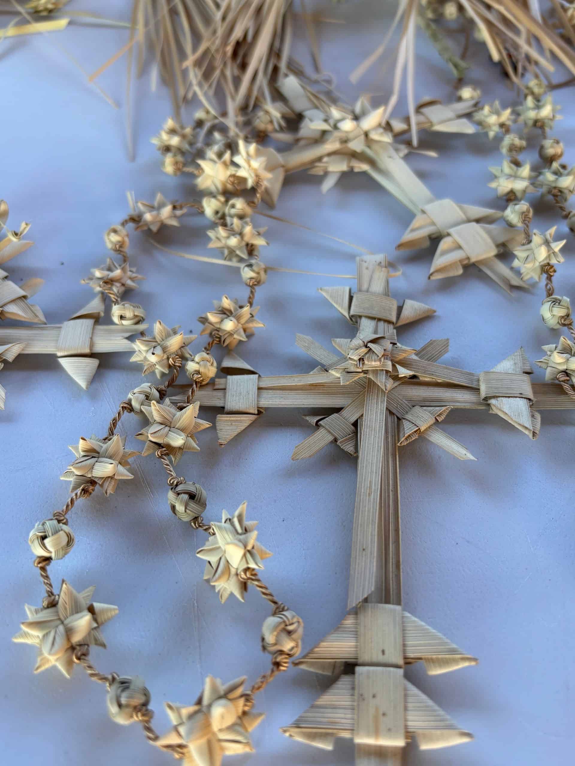 I crocifissi in foglia di palma di Vittorio &copy; Beatrice Spagoni