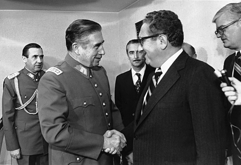 Il dittatore fascista Pinochet stringe la mano sorridente al segretario di stato americano Henri Kissinger, nel 197