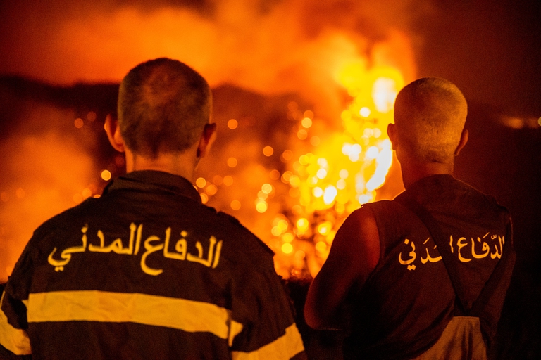 I Vigili del fuoco monitorano la situazione degli incendi in Libano