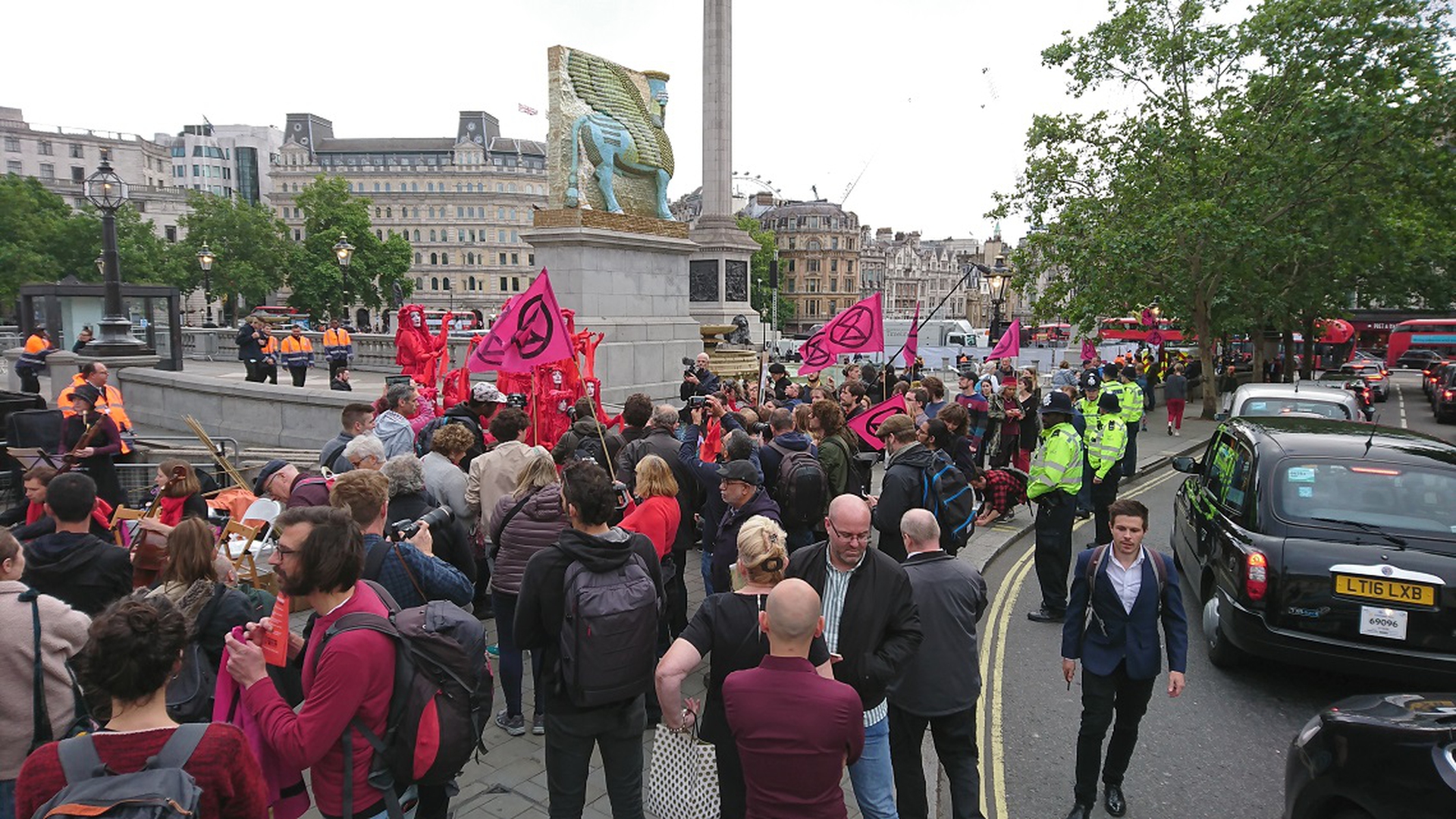 Manifestanti intorno alla piazza londinese