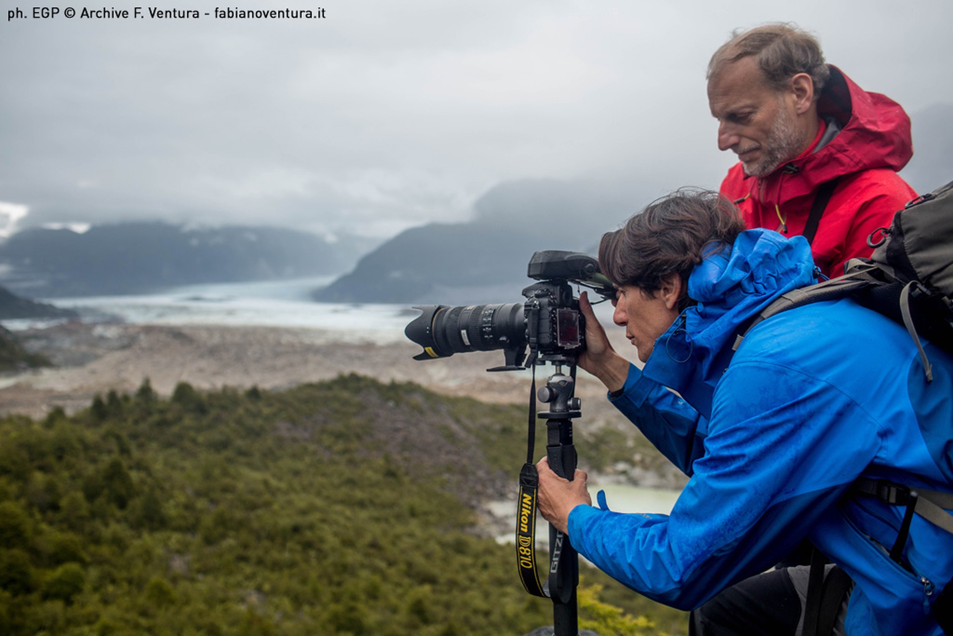 Mattia Crespi e Fabiano Ventura durante la georeferenzazione dei transetti fotografici sul ghiacciaio Exploradores