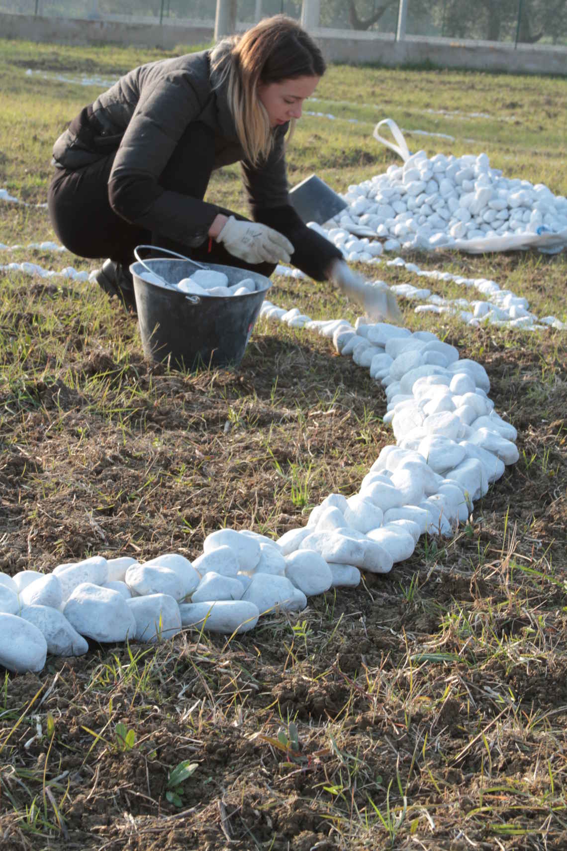 No man's land: installazione dei sassi bianchi