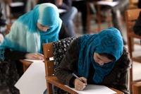 Nelle università dell’Afghanistan donne e uomini dovranno frequentare classi separate