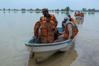 Pakistan, le alluvioni causate dai monsoni provocano più di 900 morti