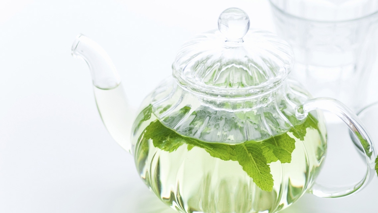 Se la Calamintha nepeta vuol farsi bere, la si può anche usare per ricavarne ghiacciati drink dissetanti e disintossicanti. © Ingimage