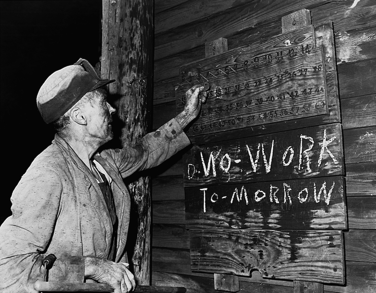 Minatore del Kentucky che ripone il suo sigillo a fine giornata di lavoro (1946)   © CORBIS/Corbis via Getty Images)