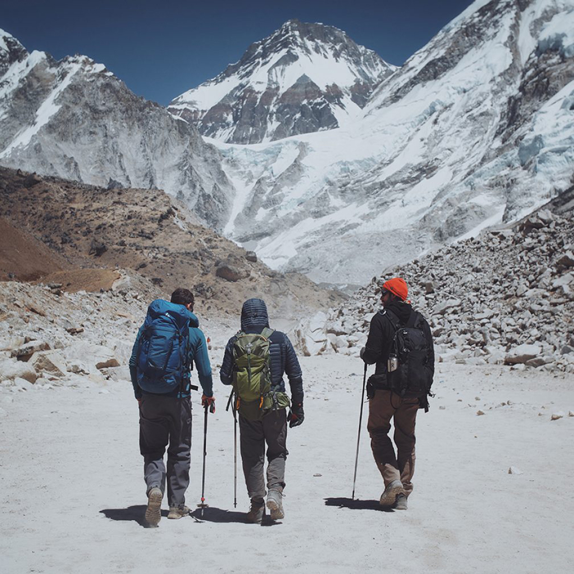 Paul Oakenfold e due accompagnatori sull'Everest