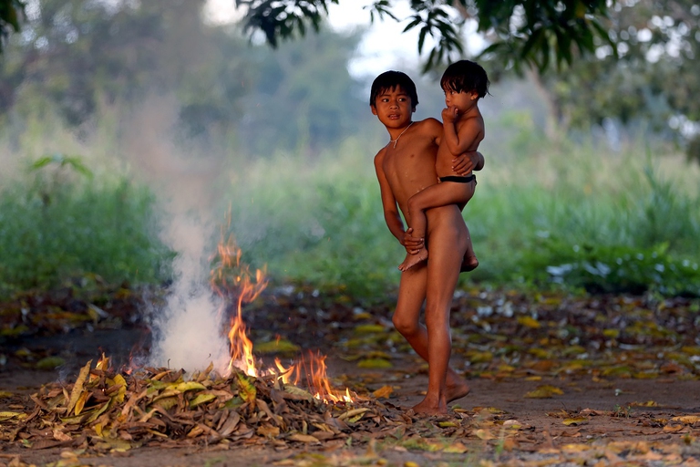 Giovani nativi dell'Amazzonia brasiliana