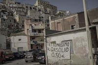 La guerra del pesce nel Mediterraneo, un mare sempre più caldo e inquinato