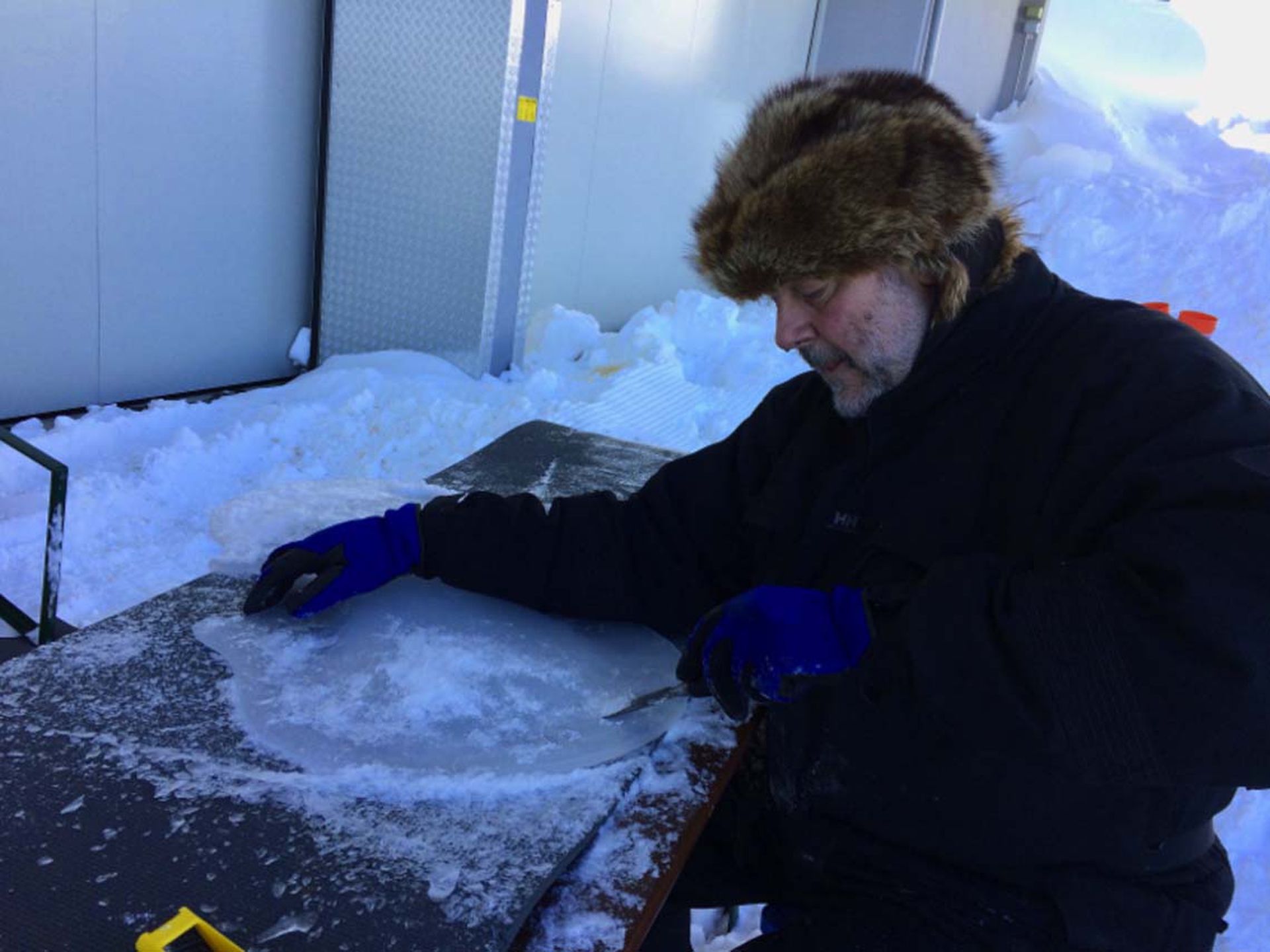 3 Tim-Linhart-e-le-prime-fasi-di-costruzione-del-violoncello-di-ghiaccio-