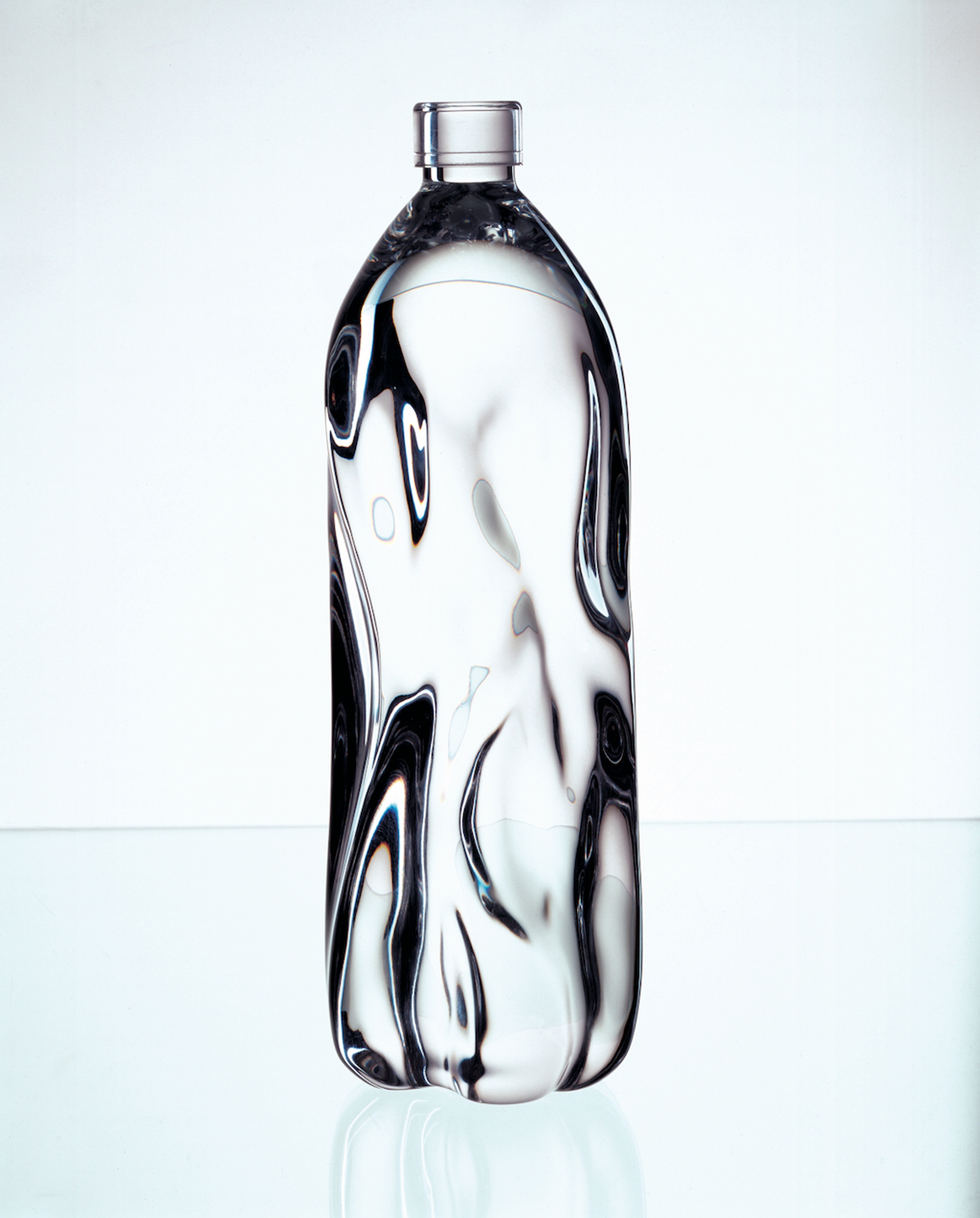 В бутылки стекает вода. Вода минеральная ty Nant. Необычные бутылки для воды. Дизайнерская бутылка для воды. Стеклянная бутылка для воды.