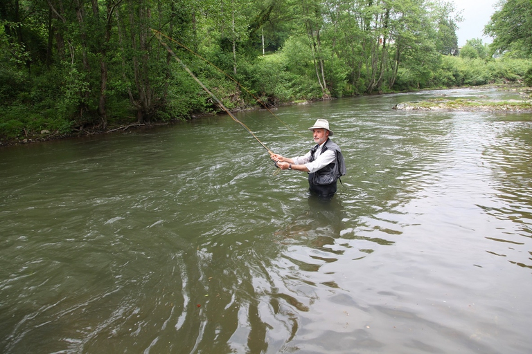 Uomo che pesca in un fiume