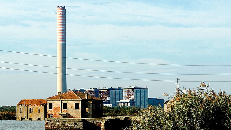 La centrale di Porto Tolle. (foto di Marka/UIG via Getty Images)