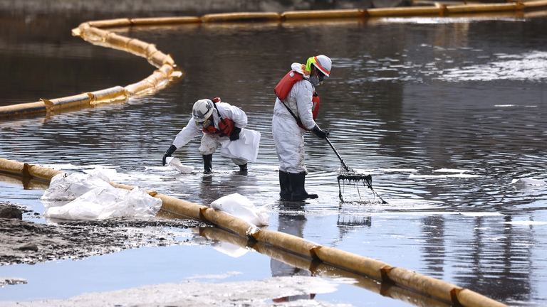 California. Si indaga su presunte negligenze delle compagnie petrolifere per la marea nera di ottobre