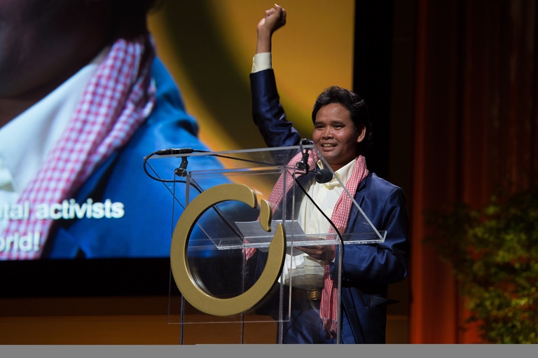 Leng Ouch durante la cerimonia di premiazione