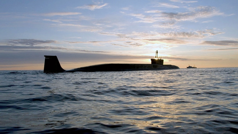 Nuovi sommergibili russi: questo è di classe Borei. I sottomarini della famiglia Progetto 955 come questo, di classe Borei, hanno 16 missili balistici RSM-56 Bulava con un range di 8.000 km. E ogni Bulava può contenere dieci testate nucleari.