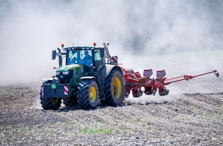 Un mezzo agricolo nel Meclemburgo-Pomerania Anteriore, regione colpita da una forte siccità