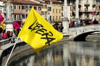 Don Ciotti e la carica dei cinquantamila in piazza a Padova. Ragazzi ribellatevi!