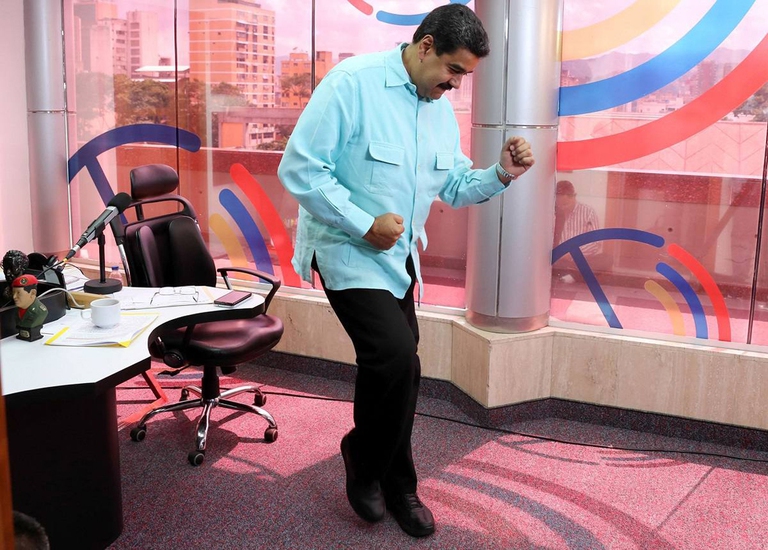 Nicolas Maduro balla la salsa