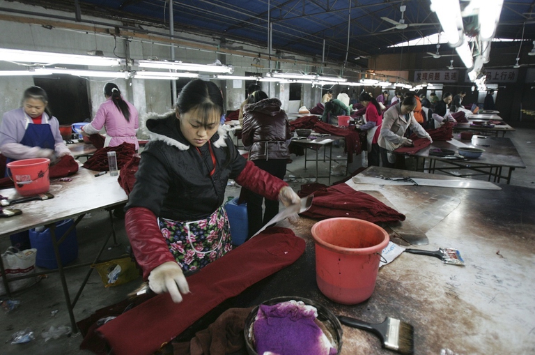 Lavoratrici all'interno di una gabbrica di vestiti in Cina