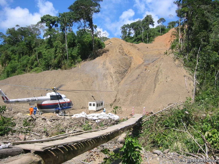 L’80 per cento degli indigeni della tribù Nahua è a rischio per l’intossicazione da mercurio a causa del giacimento di gas naturale adiacente la loro riserva © Adam Goldstein/Amazon Watch
