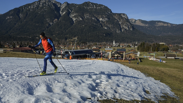 Garmish, nelle Alpi tedesche, quasi priva di neve