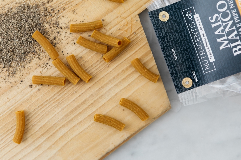 Cacio e pepe rivisitata con pasta mais curcuma e pepe nero