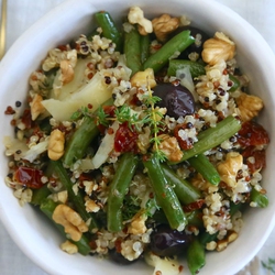 Quinoa con fagiolini, pecorino, noci, olive e… pomodorini secchi e timo © Beatrice Spagoni