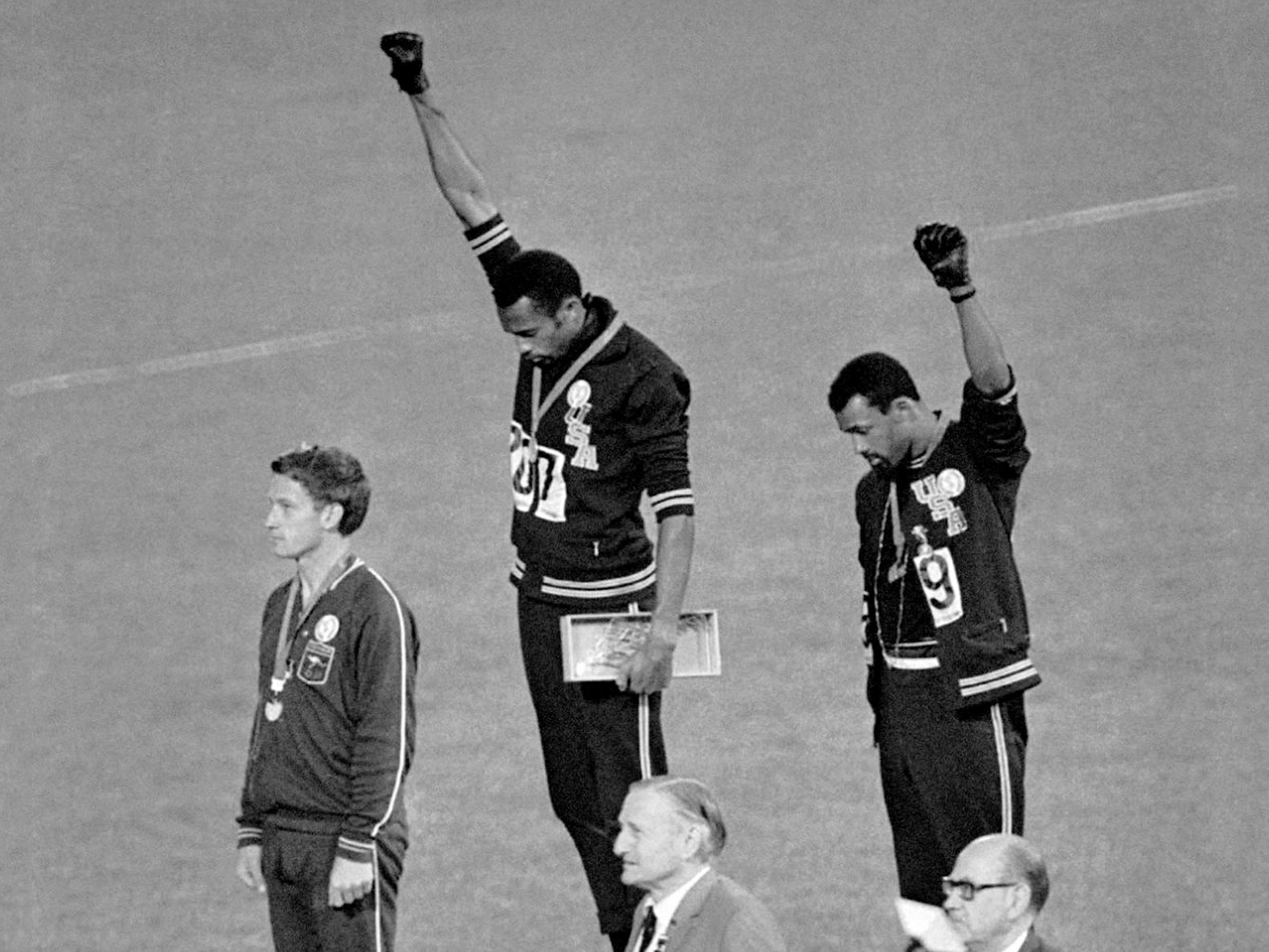 1968, il saluto del ‘black power’ di Tommie Smith e John Carlos alle Olimpiadi