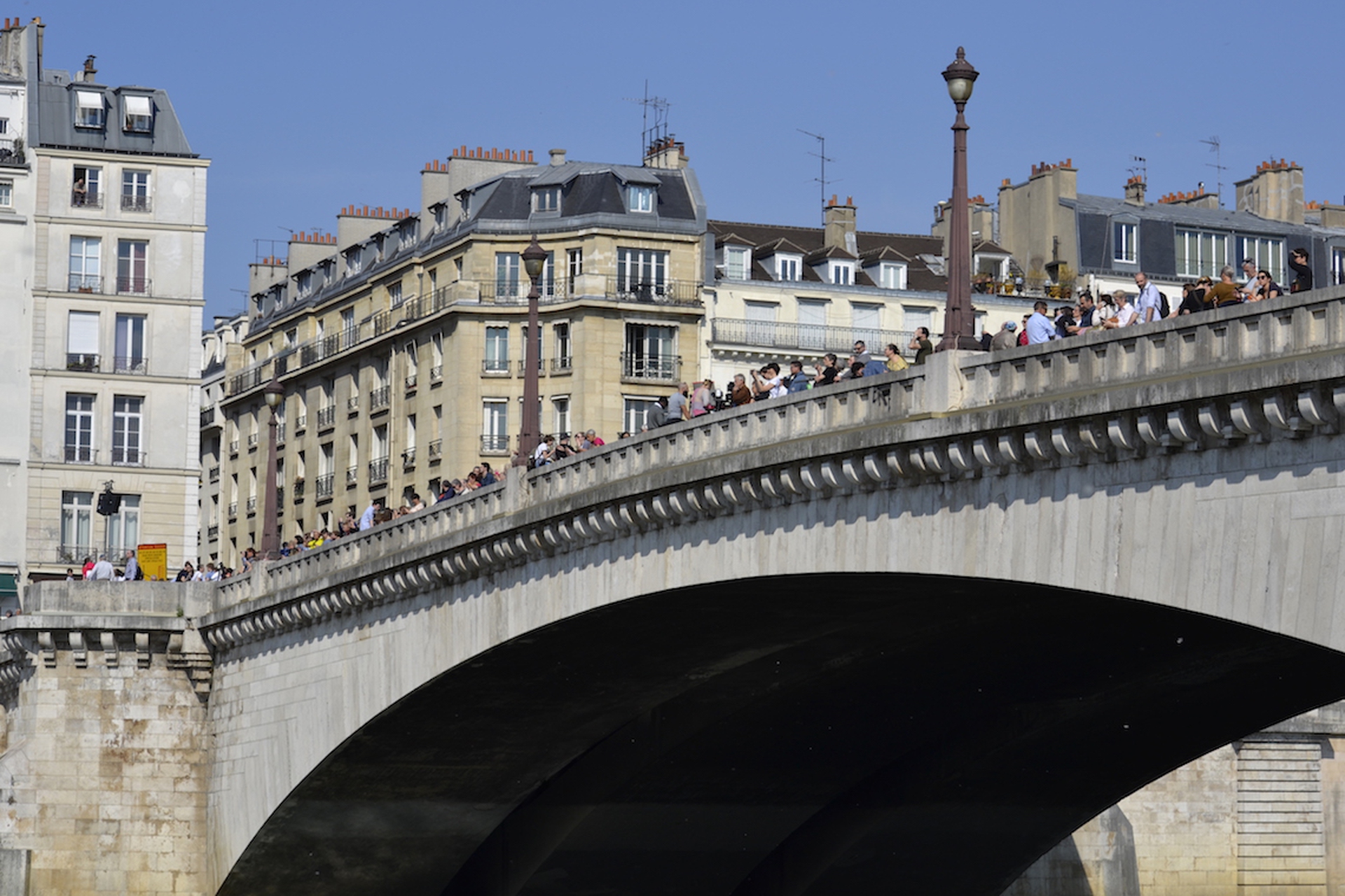 La cattedrale di Notre Dame a Parigi dopo il rogo13